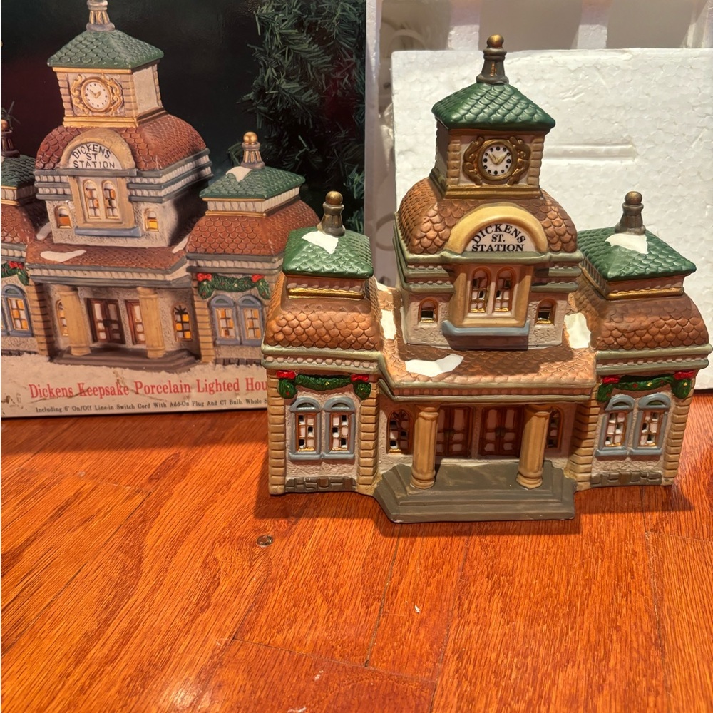 Dickens Village Porcelain Lighted House